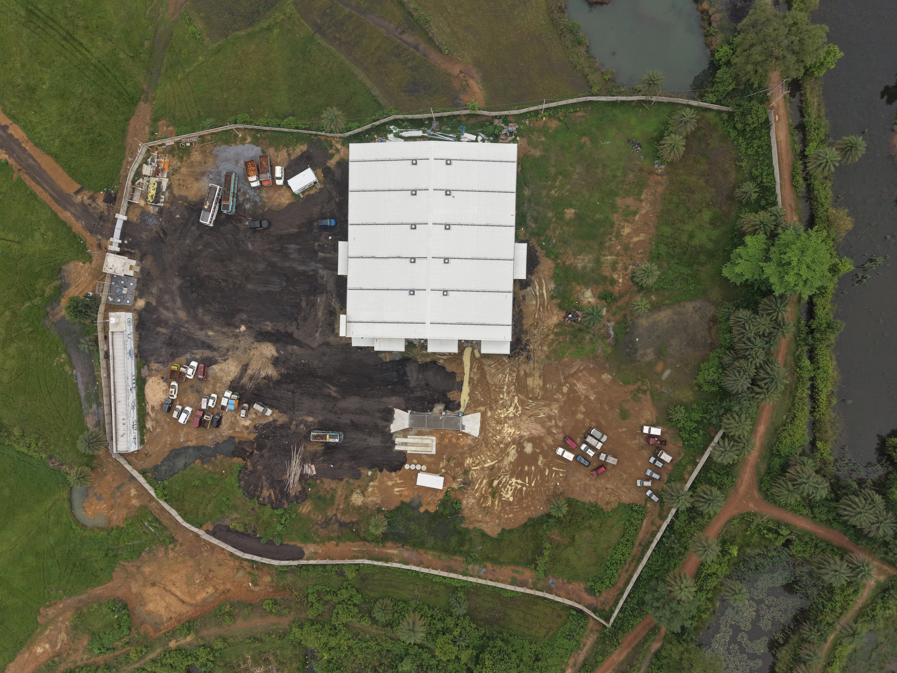 Aerial view of Entropia Recurva's vehicle scrapping facility and surrounding landscape